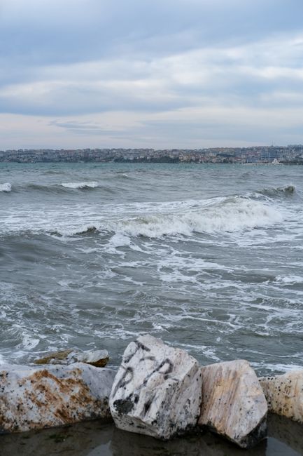 Büyükçekmece Mimar Sinan Sahil'de toprak kayması meydana geldi