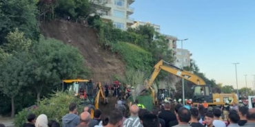 Büyükçekmece Mimar Sinan Sahili'nde toprak kayması meydana geldi