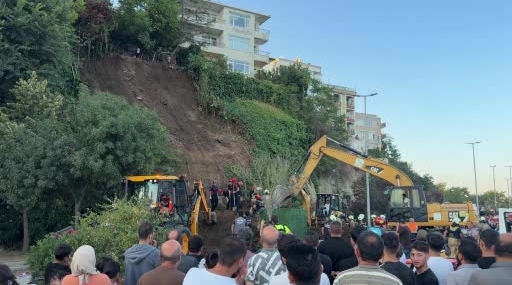 Büyükçekmece Mimar Sinan Sahili'nde toprak kayması meydana geldi
