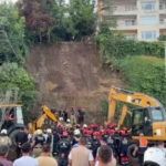 Büyükçekmece Mimar Sinan Sahili'nde toprak kayması meydana geldi