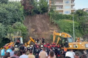 Büyükçekmece Mimar Sinan Sahili'nde toprak kayması meydana geldi