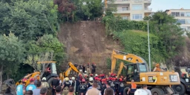 Büyükçekmece Mimar Sinan Sahili'nde toprak kayması meydana geldi
