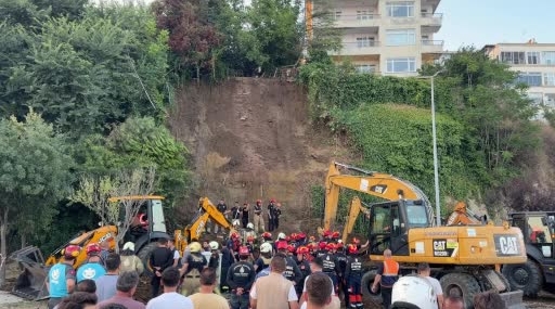 Büyükçekmece Mimar Sinan Sahili'nde toprak kayması meydana geldi