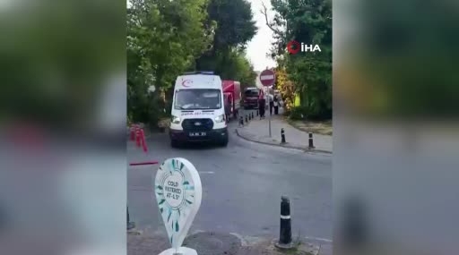 Büyükçekmece Mimar Sinan Sahili'nde toprak kayması meydana geldi