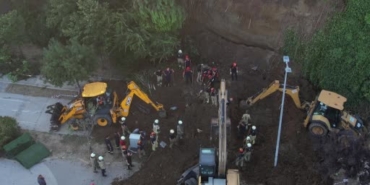 Büyükçekmece'de toprak kayması sonrası arama kurtarma çalışmaları devam ediyor