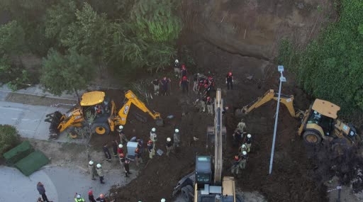 Büyükçekmece'de toprak kayması sonrası arama kurtarma çalışmaları devam ediyor