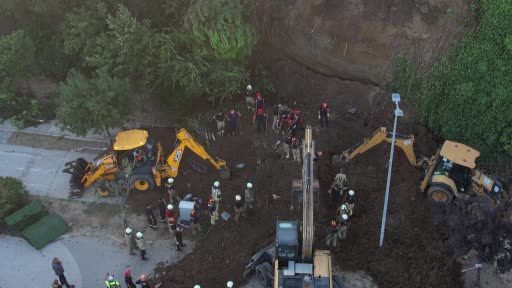 Büyükçekmece'de toprak kayması sonrası arama kurtarma çalışmaları devam ediyor