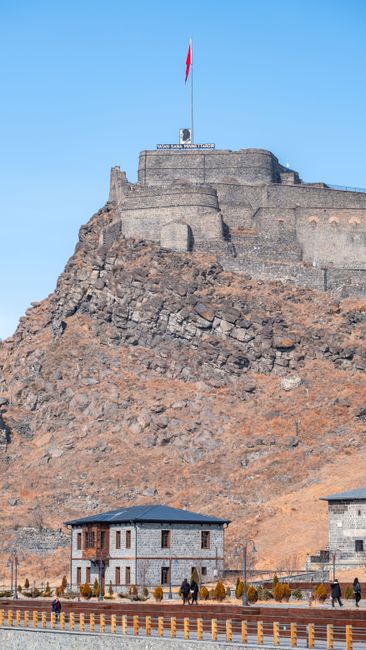 CHP Kars İl Başkanlığı'nda devir teslim çilingirle yapıldı
