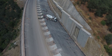 Çanakkale'de kamyon bariyerlere çarptı, 2 kişi hayatını kaybetti