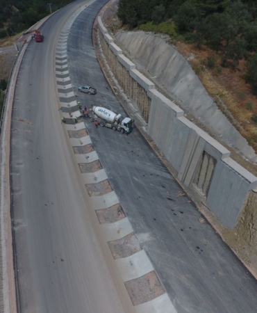 Çanakkale'de kamyon bariyerlere çarptı, 2 kişi hayatını kaybetti