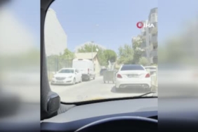 Çanakkale'de şiddetli rüzgar çöp konteynerlerini yola savurdu