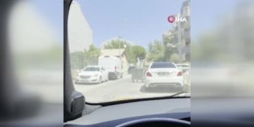 Çanakkale'de şiddetli rüzgar çöp konteynerlerini yola savurdu