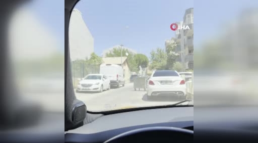 Çanakkale'de şiddetli rüzgar çöp konteynerlerini yola savurdu