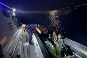 Çanakkale'nin Ezine açıklarında 14 kaçak göçmen yakalandı