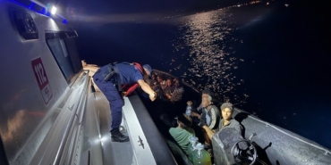 Çanakkale'nin Ezine açıklarında 14 kaçak göçmen yakalandı