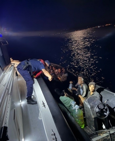 Çanakkale'nin Ezine açıklarında 14 kaçak göçmen yakalandı