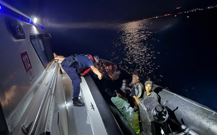 Çanakkale'nin Ezine açıklarında 14 kaçak göçmen yakalandı