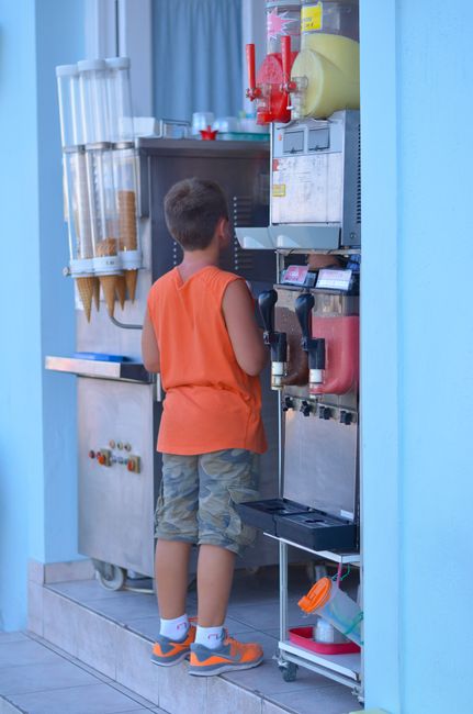 Canik Belediyesi gençlere dondurma ikram ediyor