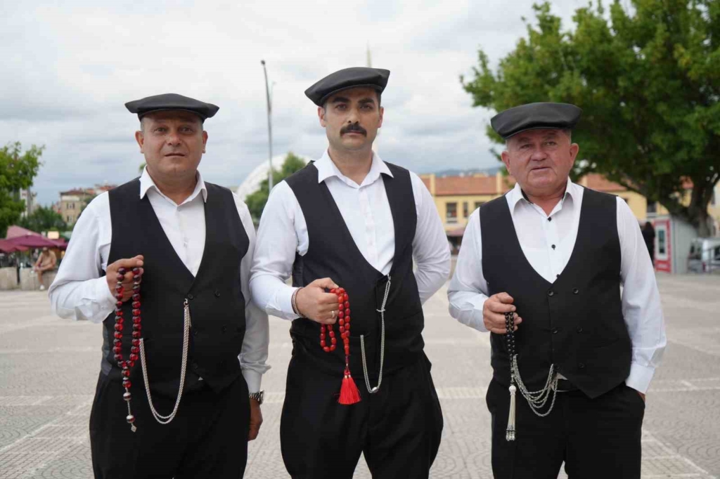 Çarşamba Beyleri, geleneksel kıyafetlerle kültürü yaşatıyor