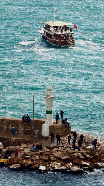 Çeşme'de 16 düzensiz göçmen yakalandı
