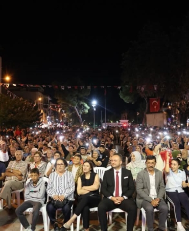 ÇİVRİL'DE CUMHURİYET MEYDANI DOLDU TAŞTI ÇİVRİL'DE 30 AĞUSTOS VE KURTULUŞ GÜNÜ COŞKUSU YAŞANDI