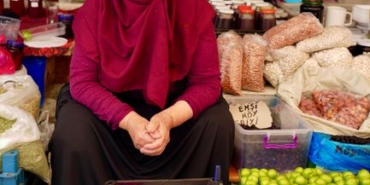Çivril'deki kadınlar meyve bahçelerinde üretime katkı sağlıyor
