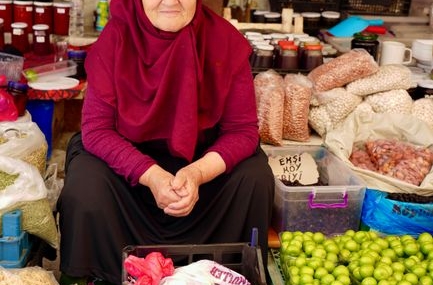 Çivril'deki kadınlar meyve bahçelerinde üretime katkı sağlıyor