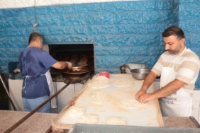 Cizre'de fırın ustaları 80 derecede ekmek üretiyor