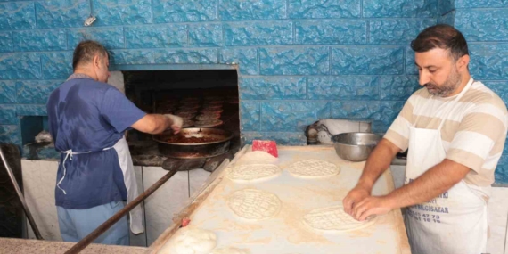Cizre'de fırın ustaları 80 derecede ekmek üretiyor