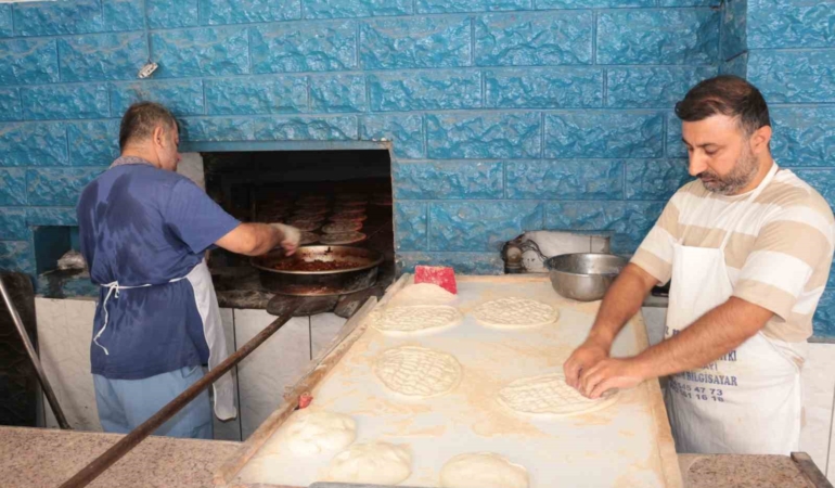 Cizre'de fırın ustaları 80 derecede ekmek üretiyor