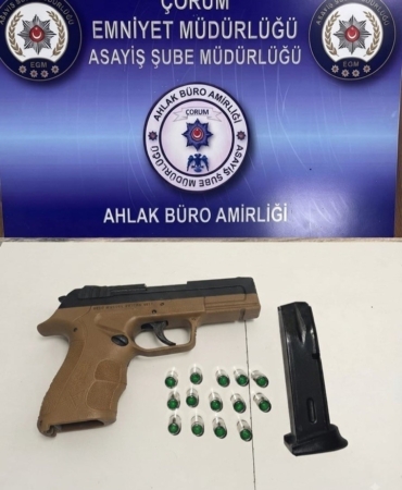 Çorum'da aranan şahıs yakalandı, silah ve uyuşturucu ele geçirildi