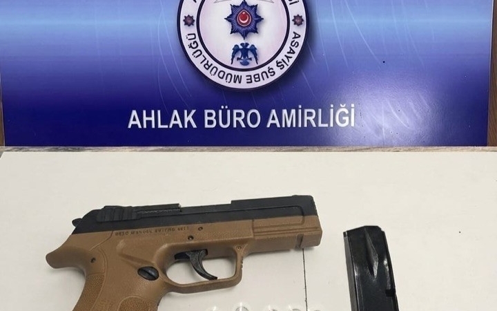 Çorum'da aranan şahıs yakalandı, silah ve uyuşturucu ele geçirildi