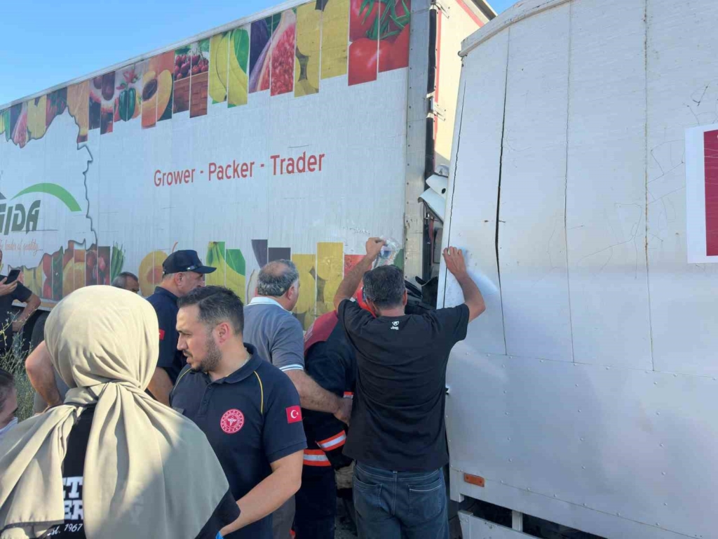 Çorum'da kamyon ile tır çarpıştı: 1 ölü, 1 yaralı