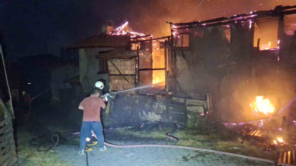Çorum'da yangında iki ev tamamen yandı
