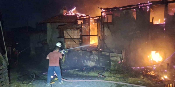 Çorum'da yangında iki ev tamamen yandı