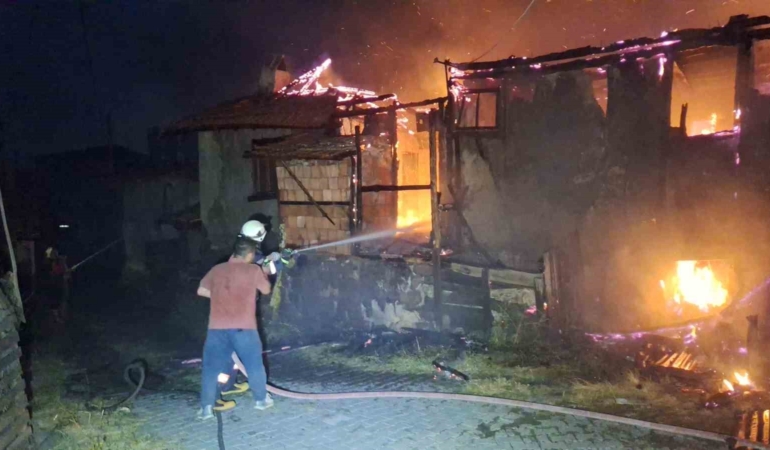 Çorum'da yangında iki ev tamamen yandı