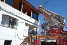 Defne'de çıkan çatı yangını büyümeden söndürüldü