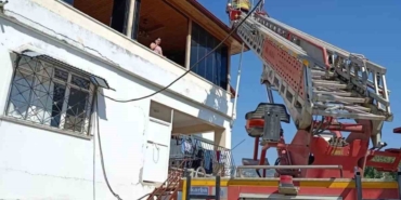 Defne'de çıkan çatı yangını büyümeden söndürüldü