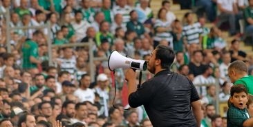 Denizlispor tesislerinde taraftarlar ve başkan arasında gerginlik
