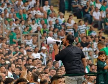 Denizlispor tesislerinde taraftarlar ve başkan arasında gerginlik