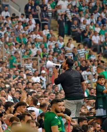 Denizlispor tesislerinde taraftarlar ve başkan arasında gerginlik