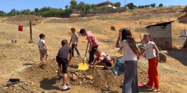 Derecik'te çocuklar güvenli park için yetkililere çağrıda bulundu
