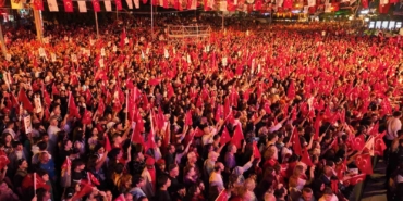 Derya Uluğ, 30 Ağustos'ta Antalya'da Konser Verecek