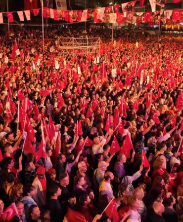 Derya Uluğ, 30 Ağustos'ta Antalya'da Konser Verecek