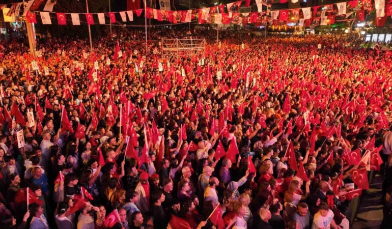 Derya Uluğ, 30 Ağustos'ta Antalya'da Konser Verecek