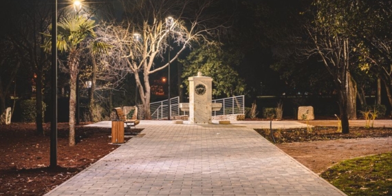 Didim Belediyesi Akbük'te parke taşı döşeme çalışmalarını sürdürüyor
