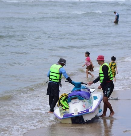 Didim'de jet ski ile düzensiz göçmen taşırken yakalandı