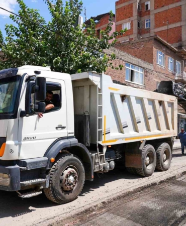 Diyarbakır Bağlar'da 5 Caddeye Sıcak Asfalt Uygulaması Başladı