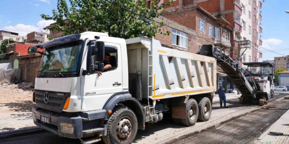 Diyarbakır Bağlar'da 5 Caddeye Sıcak Asfalt Uygulaması Başladı