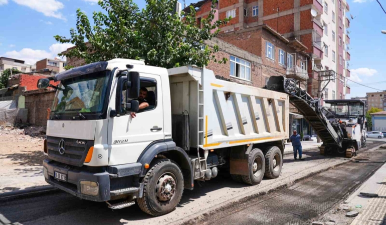 Diyarbakır Bağlar'da 5 Caddeye Sıcak Asfalt Uygulaması Başladı